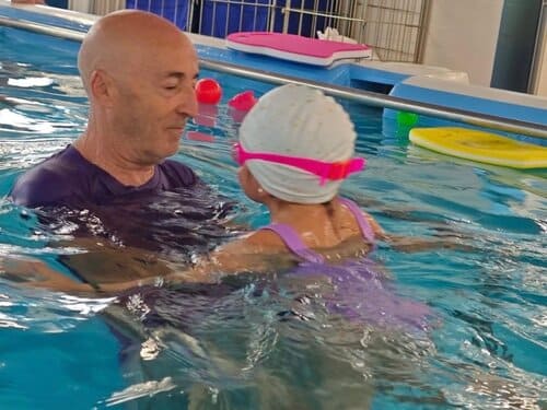 El fisioterapeuta responsable de la hidroterapia, Julio Latorre, en un ejercicio
- HOSPITAL VIRGEN DE LAS NIEVES
