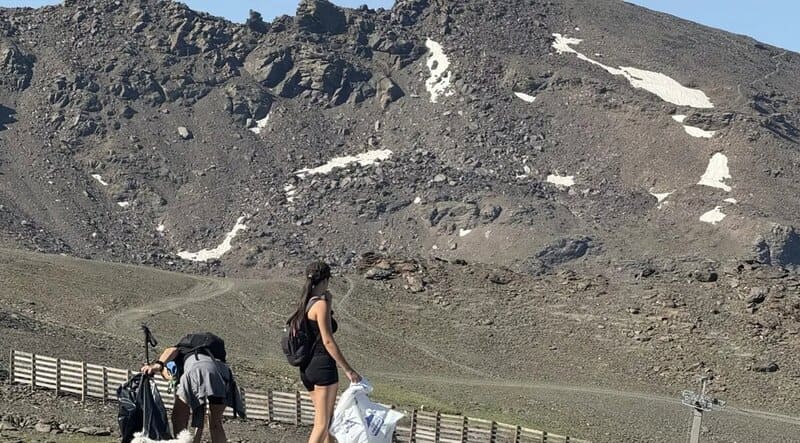 Voluntarios y trabajadores limpian Sierra Nevada antes de la apertura de la temporada de verano Jornada de limpieza en Sierra Nevada - CETURSA SIERRA NEVADA