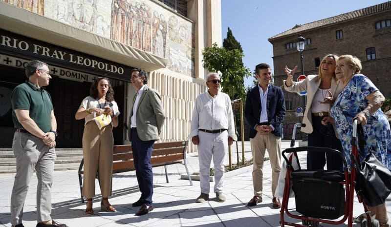 El Ayuntamiento de Granada estrena la renovación de la calle Divina Pastora tras invertir más de 650.000 euros La alcaldesa de Granada, Marifrán Carazo (2d), ha asistido a la inauguración de Divina Pastora tras su remodelación - AYUNTAMIENTO