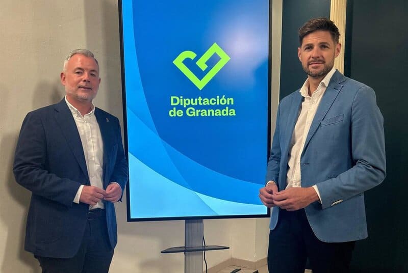 Diputación destina 2,7 millones para renovar instalaciones deportivas en la provincia de Granada Los diputados de Presidencia y de Deportes de la Diputación de Granada, Nicolás Navarro y Eric Escobedo - DIPUTACIÓN