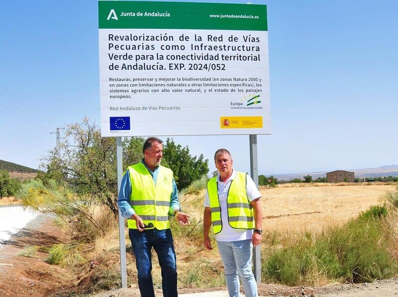 La Junta apuesta por la revalorización de las vías pecuarias en Jérez del Marquesado El delegado de Sostenibilidad de la Junta, Manuel Francisco García, y el alcalde de Jérez, José Angel Pereda - JUNTA