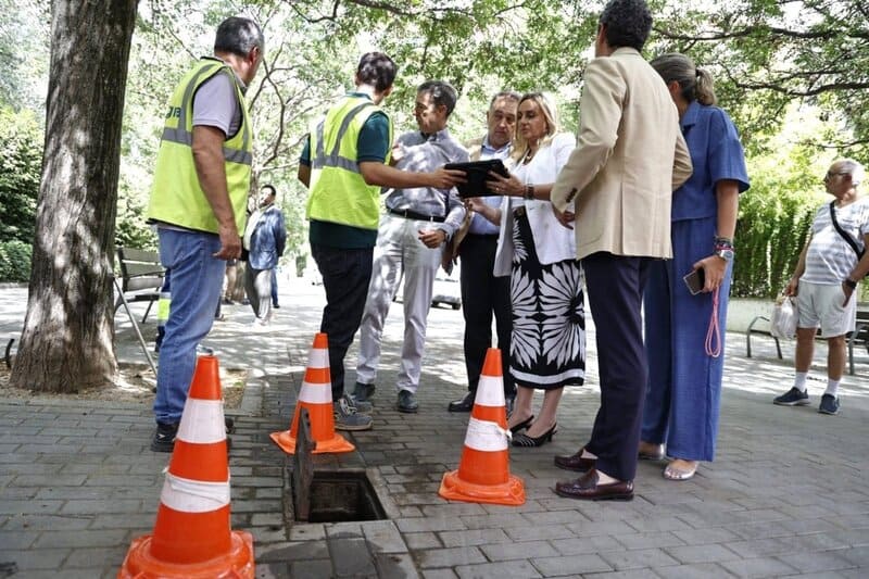 El Ayuntamiento de Granada refuerza la limpieza de imbornales con «tecnología puntera» para prevenir inundaciones Visita de la alcaldesa, Marifrán Carazo, a las tareas de limpieza. - AYUNTAMIENTO DE GRANADA