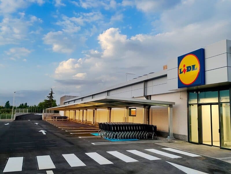 Lidl culmina la reforma de su tienda en Baza tras invertir 2,3 millones de euros Tienda de Baza remozada después de una inversión de 2,3 millones de euros. - LIDL