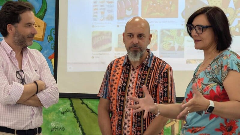 Educación refuerza en verano la atención a más de 2.000 alumnos granadinos con dificultades La delegada territorial de Desarrollo Educativo y Formación Profesional, María José Martín Gómez, visita el CEIP La Inmaculada del Triunfo. - JUNTA DE ANDALUCÍA