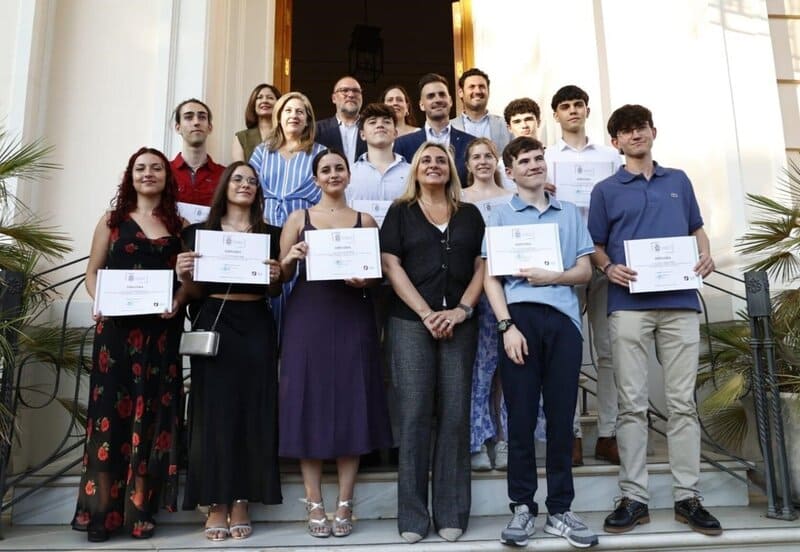 Diez estudiantes granadinos con las mejores notas de la EBAU 2025 reciben el reconocimiento del Ayuntamiento La alcaldesa de Granada, Marifrán Carazo, junto a los diez alumnos que han adquirido el reconocimiento del Consistorio. - AYUNTAMIENTO DE GRANADA