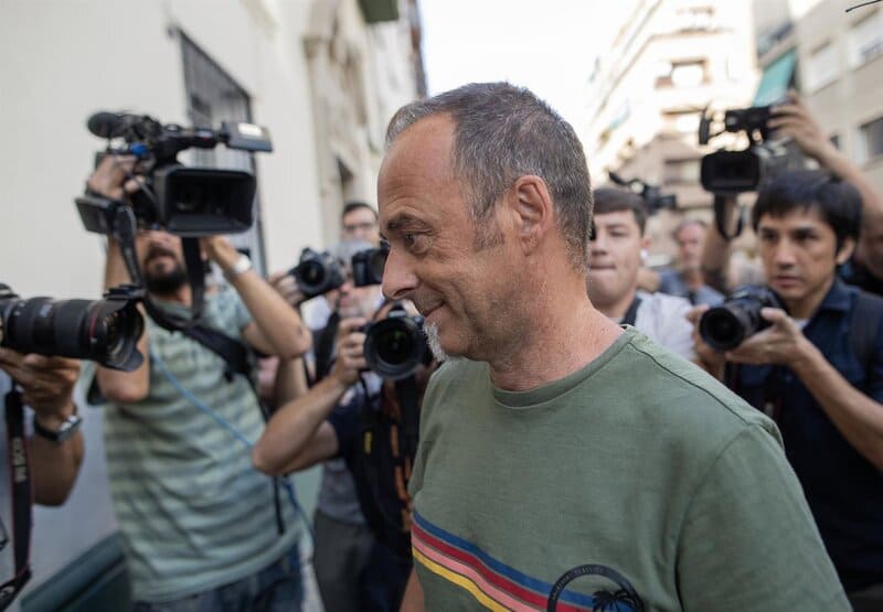 El hijo mayor de Rivas pide suspender la entrega del hermano en una querella por supuestas coacciones Francesco Arcuri, el excompañero de Juana Rivas, a su llegada al punto de encuentro familiar de Granada este pasado martes - Antonio L Juárez - Europa Press