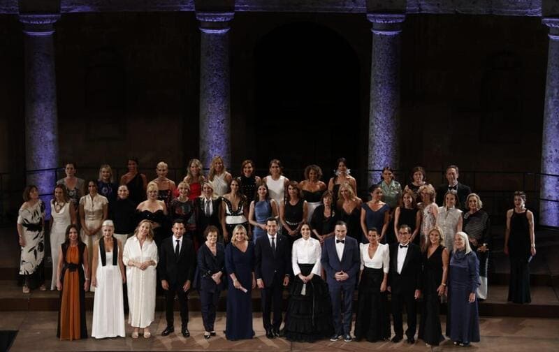 La Alhambra inaugura ‘Las Top 100 Mujeres Líderes’ con un evento que fusiona arte, patrimonio y talento femenino Foto de familia de la Alfombra de la Cultura y el Liderazgo Femenino. Imagen: https://x.com/marifrangr