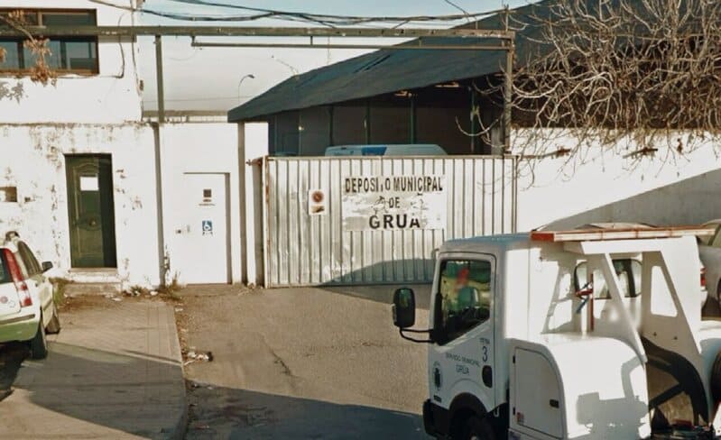 Investigado por agredir a dos policías cuando intentaba llevarse el coche de la grúa sin pagar Entrada a la grúa municipal de Granada. Imagen: https://x.com/PoliciaGr