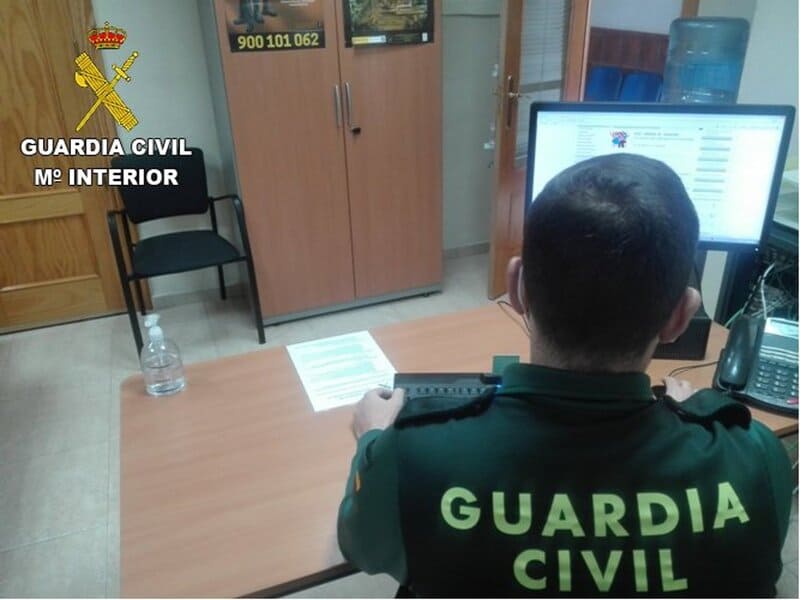 Buscan a un hombre de 61 años desaparecido desde el 1 de julio en Huétor Tájar Agente de la Guardia Civil, en imagen de archivo - GUARDIA CIVIL - Archivo