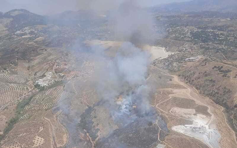 Controlado el fuego forestal de Jun en el que se llegaron a desplegar ocho medios aéreos Imagen del incendio en el entorno del municipio de Jun. Imagen: Perfil en X de EMA-Infoca