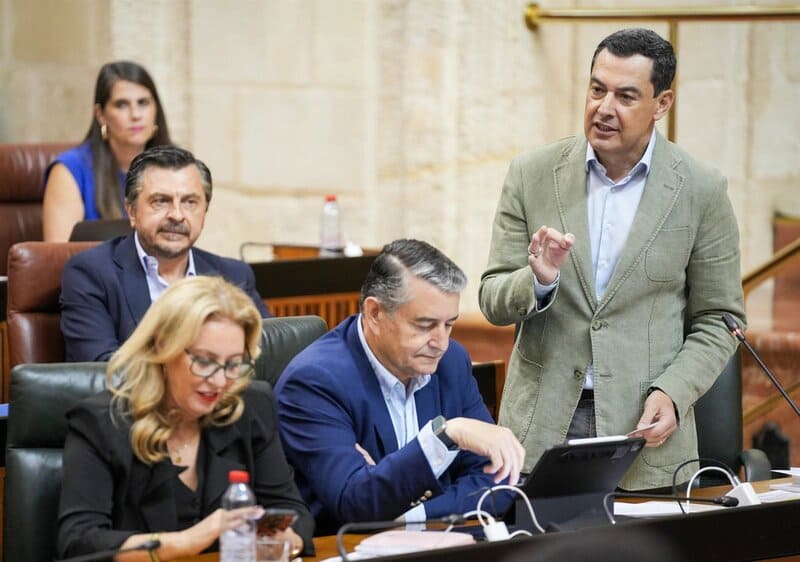 Juanma Moreno: «Los puntos de encuentros no se deben convertir en un circo» El presidente de la Junta de Andalucía, Juanma Moreno, interviene durante la sesión de control en el pleno del Parlamento andaluz. - María José López - Europa Press