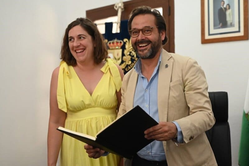 La estación depuradora de aguas residuales de Cádiar contará con una inversión de tres millones de euros La alcaldesa de Cádiar, Encarnación López, y el delegado del Gobierno andaluz en Granada, Antonio Granados - JUNTA ANDALUCÍA