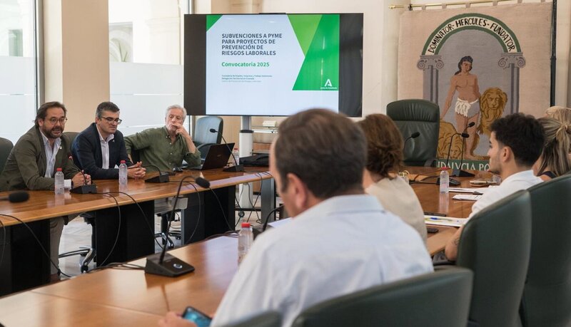 La Junta trabaja para erradicar las causas de los accidentes laborales por caídas en altura El delegado del Gobierno andaluz en Granada, Antonio Granados, a la izquierda en la imagen junto al delegado de Empleo de la Junta, Javier Martín. Imagen: Junta Andalucía