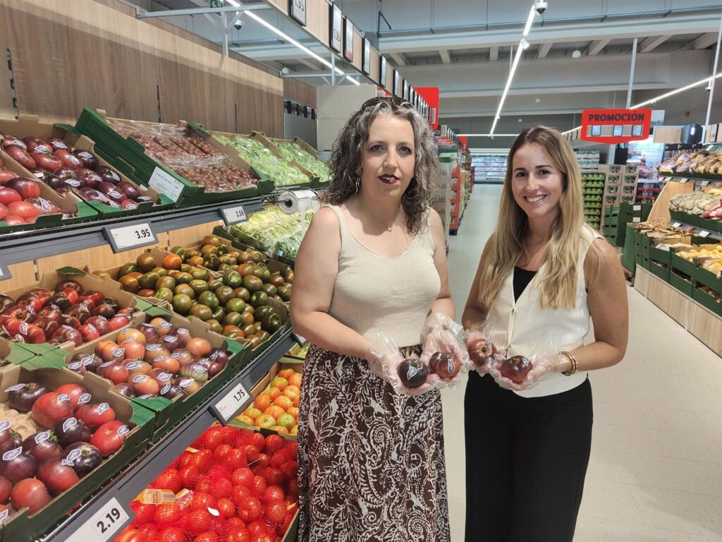 La alcaldesa de Nigüelas, María Olga Gómez, a la izquierda en la imagen junto a la directora regional de Lidl en Andalucía (zona Granada, Almería, Córdoba y Jaén), Marta Ramírez - LIDL