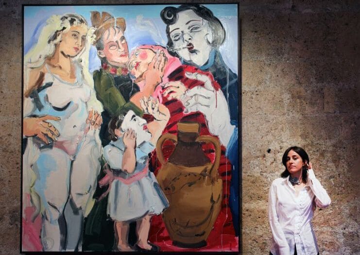 La artista Cristina BanBan posa junto a una de sus obras que forman parte de la exposición " Lorquianas". Granada, 15 de mayo de 2025. EFE/Pepe Torres.