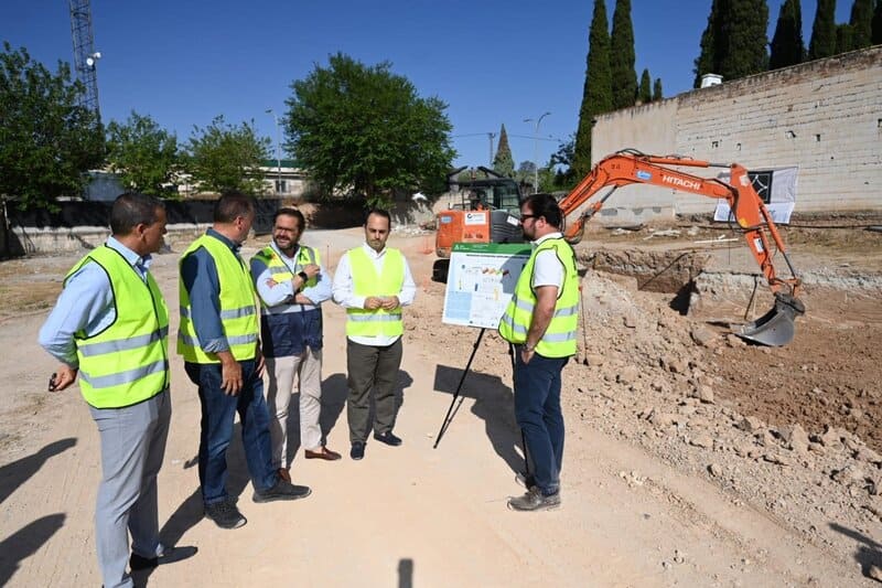 La Junta impulsa la construcción de un nuevo punto limpio en Puliana Visita técnica a las obras del nuevo punto limpio de Pulianas - JUNTA ANDALUCÍA