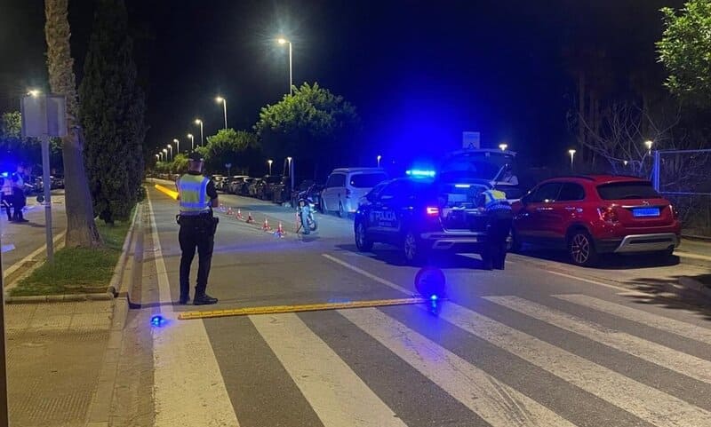 Dos jóvenes mueren en Motril al salirse de la vía la moto en la que circulaban y chocar con la mediana Agentes de Policía Local de Motril, en imagen de archivo - AYUNTAMIENTO MOTRIL