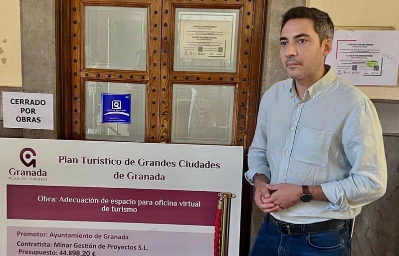 PSOE critica el «cierre ininterrumpido» durante medio año de la Oficina de Turismo del Ayuntamiento Eduardo Castillo, del PSOE, ante la Oficina de Turismo - PSOE Granada