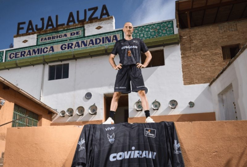Cerámica Fajalauza y la Alhambra inspiran la nueva equipación del Coviran Granada Cerámica Fajalauza y la Alhambra inspiran la nueva equipación del Coviran Granada - Fundación CB Granada