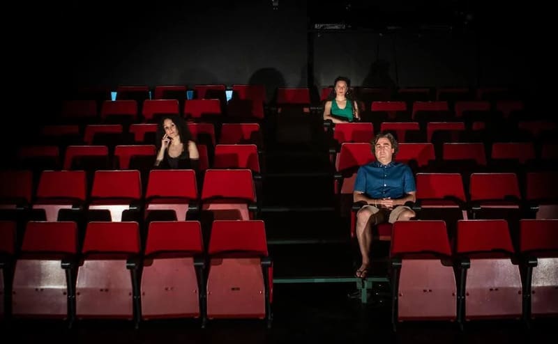 Laura, Concha y Lolo, tres de los miembros de la plataforma Gradae en la sala independiente el Apeadero. JORGE PASTOR