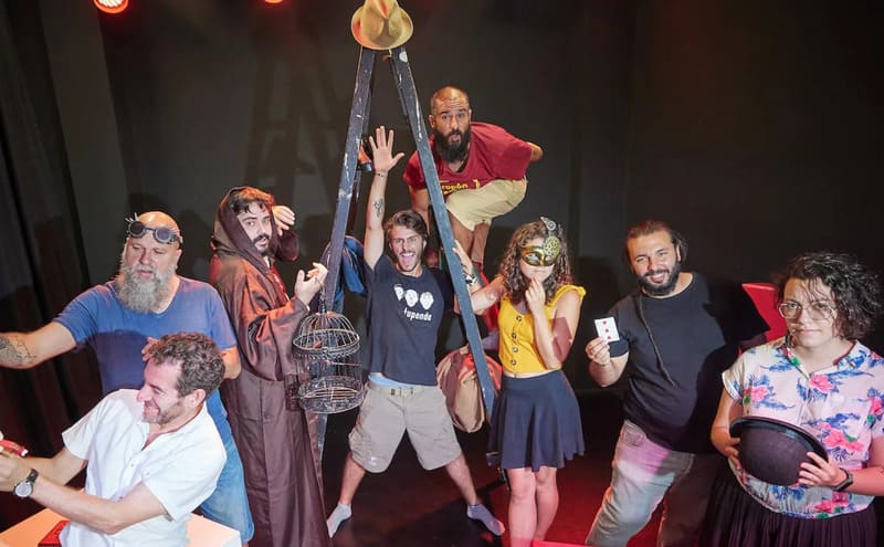 Profesores y gestores de La Estupenda, en el pequeño teatro de la escuela. PEPE MARÍN