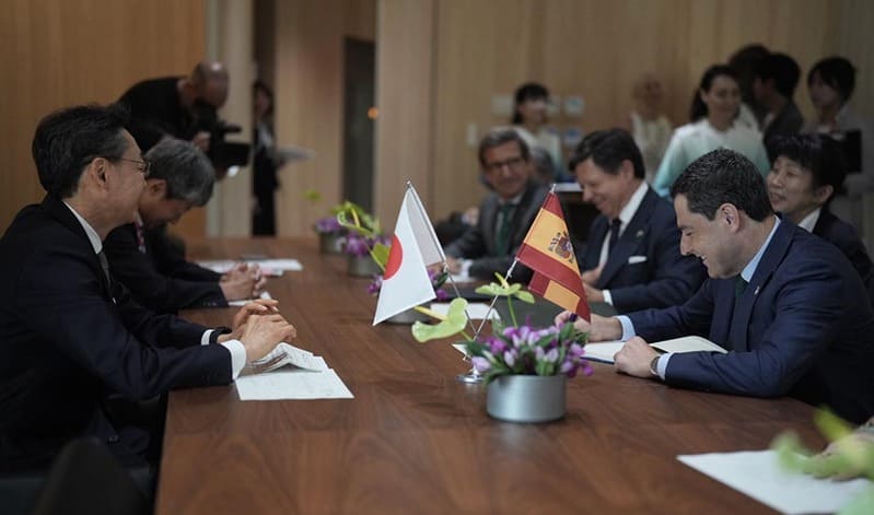 El presidente de la Junta, Juanma Moreno, durante el encuentro con el vicealcalde de Osaka, Toru Takahashi. Imagen: Junta de Andalucía