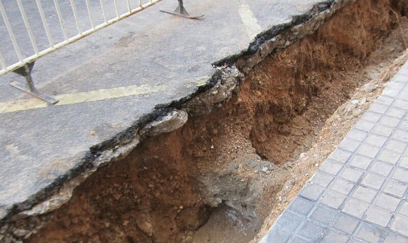 Carataunas y Morelábor, beneficiarios de ayudas Feclima por más de 150.000 euros Archivo - Zanja de obras en una calle - EUROPA PRESS - Archivo