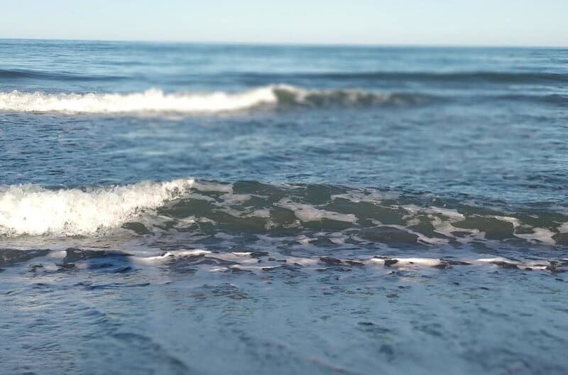 Salobreña levanta la prohibición de baño en la playa de la Charca tras mejora en la calidad del agua Archivo - Imagen de archivo del agua de una playa. - Europa Press - Archivo