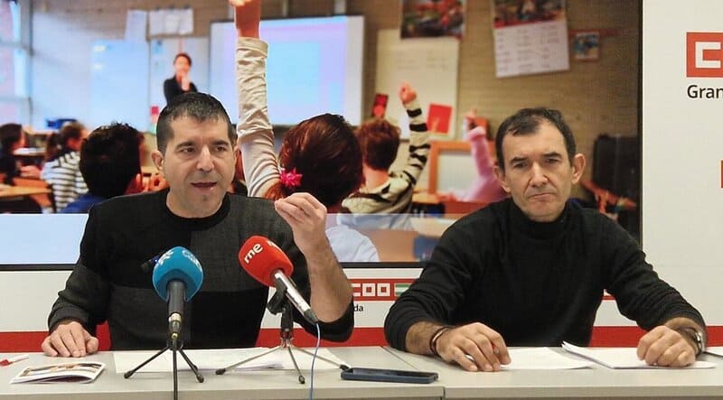 CCOO denuncia las “interminables colas” y demoras de hasta tres meses en el Registro Civil de Granada Archivo - El secretario general de CCOO Granada, Daniel Mesa, a la izquierda en la imagen, junto con su responsable de Enseñanza Pública, Camilo Alaminos. (Foto de archivo). - CCOO - Archivo