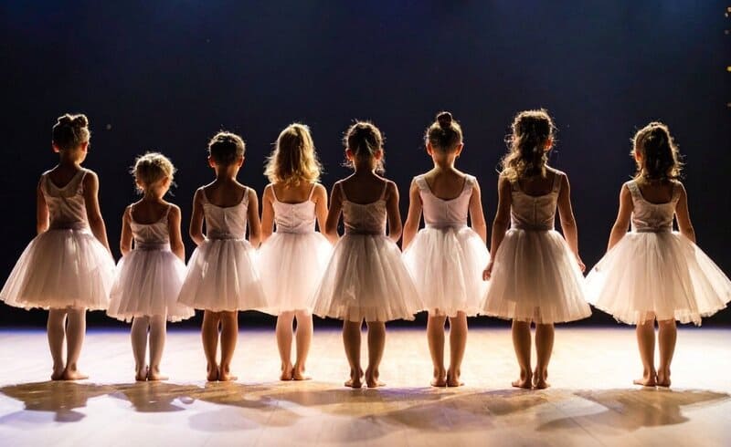 40 niños reciben luz verde de la Delegación de Empleo para desarrollar su vocación artística en producciones audiovisuales La Delegación Territorial de Empleo de la Junta en Granada ha autorizado en los últmos dos años y medio a 40 menores para que puedan subirse a un esenario o salir en cine, televisión y producciones audiovisuales para plataformas. - JUNTA