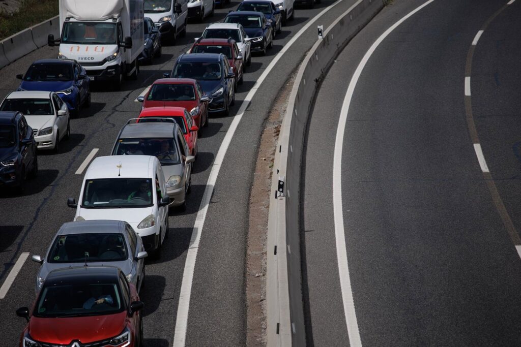 La DGT prevé 176.000 desplazamientos en Granada durante la Operación Especial del 15 de Agosto Archivo - Atasco en una autovía. Archivo - Atasco en una autovía. - Alejandro Martínez Vélez - Europa Press - Archivo