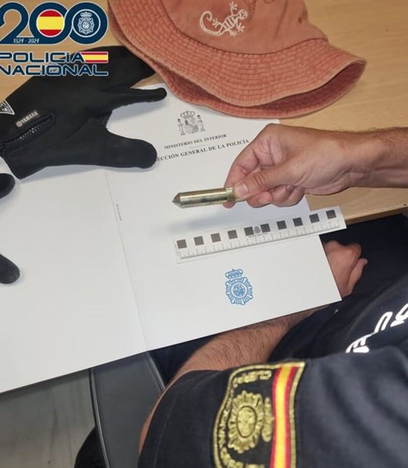 Detenido un joven por fracturar ventanillas y robar en vehículos Objetos intervenidos a un detenido en Granada. - CNP