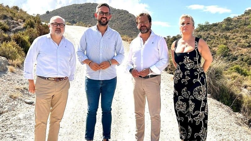La Junta invierte 110.000 euros en reparar el camino rural de Los Guájares tras la dana El delegado de la Junta en Granada, Antonio Granados, la delegada de Agricultura, Pesca y Desarrollo Rural, Carmen Lidia Reyes, y el alcalde de Los Guájares, Antonio Mansilla, entre otros. - JUNTA DE ANDALUCÍA.