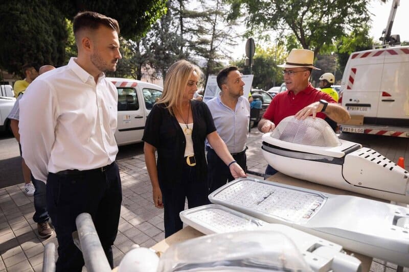 Más de 80 luminarias LED reducen más de un 65% el consumo en la Avenida de Andalucía