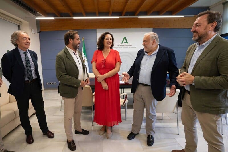 La Junta elogia los proyectos de Cruz Roja en la provincia de Granada Antonio Granados ha mantenido una reunión de trabajo con la junta directiva de Cruz Roja en Granada junto a los delegados territoriales de Empleo, Empresa y Trabajo Autónomo; Salud y Consumo; y de Inclusión Social, Juventud, Familias e Igualdad - JUNTA