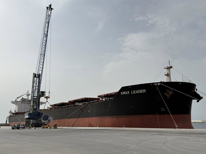 La mercancía ha llegado a bordo del buque Kmax Leader, el mayor barco de carga general atracado en el muelle de Azucenas hasta la fecha, con 229 metros de eslora y consignado por Consignaciones y Estibas Motril (CE Motril)
- AUTORIDAD PORTUARIA DE MOTRIL
