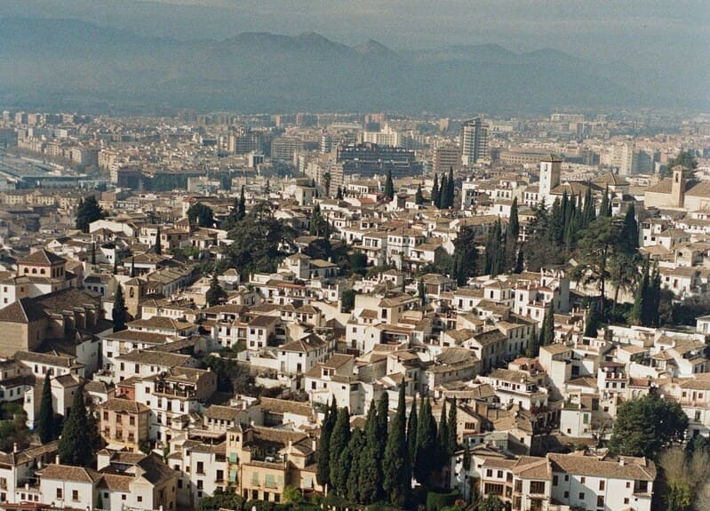 La Zona de Bajas Emisiones de Granada aspira a reducir un 32% la contaminación del tráfico Vista aérea de Granada. Imagen: Unsplash