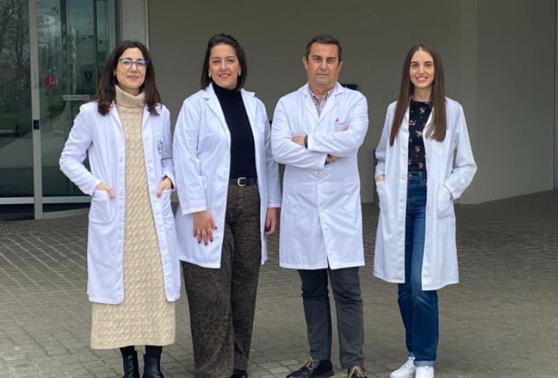 Investigadores de la UGR desarrollan un dispositivo portátil que acelera la cicatrización de la piel Parte de los miembros del equipo de investigación. De izquierda a derecha, Elena López-Ruiz, Patricia Gálvez (Bioibérica), Juan Antonio Marchal, Paula Pleguezuelos. Imagen: Comunicación UGR