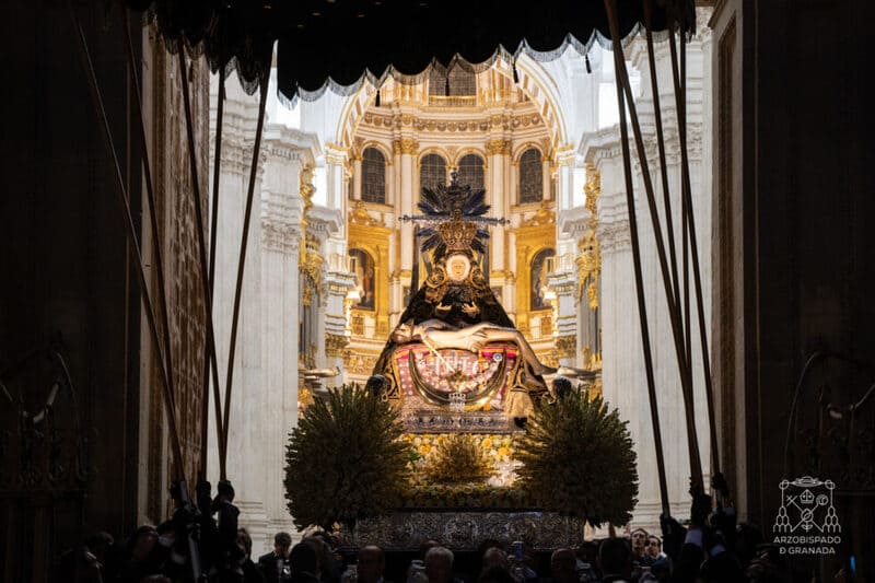 Entrada de la Virgen de las Angustias en la Catedral de Granada. Imagen: Arzobispado de Granada / https://archidiocesisgranada.es/