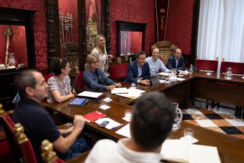 La Mesa del Ferrocarril quiere adjudicar la redacción del proyecto de integración antes de finalizar 2025 Reunión de los integrantes de la Mesa del Ferrocarril en el Ayuntamiento de Granada. - AYUNTAMIENTO DE GRANADA