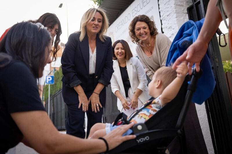 Más de 450 niños comienzan el curso en las Escuelas Infantiles Municipales de Granada La alcaldesa de Granada, Marifrán Carazo, durante su visita a la Escuela Infantil Municipal Belán. Imagen: Ahyuntamiento de Granada