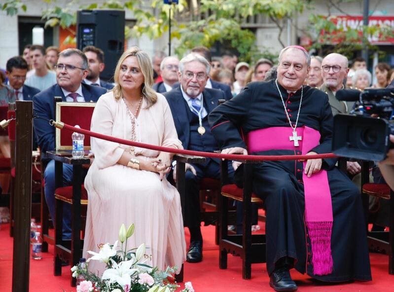 La alcaldesa de Granada, Marifrán Carazo, y el arzobispo de Granada, José María Gil Tamayo, durante la ofrenda floral a la Virgen de las Angustias. Imagen: Esther Falcón