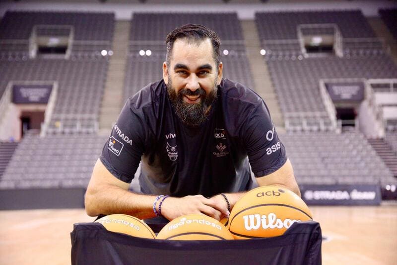 Entrevista a Ramón Díaz, entrenador del Covirán Granada: «Llevo la ilusión como bandera» Ramón Díaz, entrenador del Covirán Granada, en la sesión de fotos posterior a la entrevista con GRXactualidad / Imagen: Esther Falcón