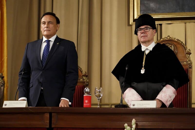 Luz verde a la UGR para activar dos títulos sobre ingeniería industrial y tecnología de los alimentos El consejero de Universidad, Investigación e Innovación, José Carlos Villamandos (i), y el rector de la UGR, Pedro Mercado (d), en una inauguración de curso académico en imagen de archivo - Álex Cámara - Europa Press - Archivo