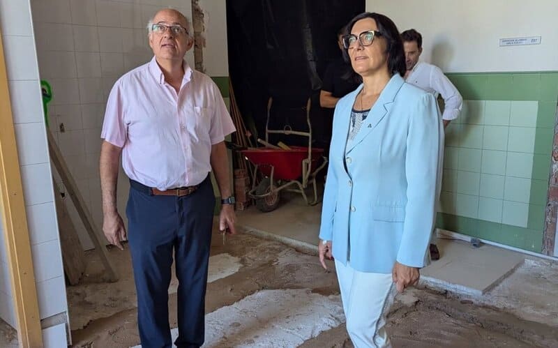 El CEIP Sierra Nevada moderniza sus instalaciones para una educación más inclusiva La delegada de Desarrollo Educativo y Formación Profesional de la Junta en Granada, María José Martín Gómez, ha visitado las obras de reforma que se ejecutan en el CEIP Sierra Nevada. - JUNTA DE ANDALUCÍA