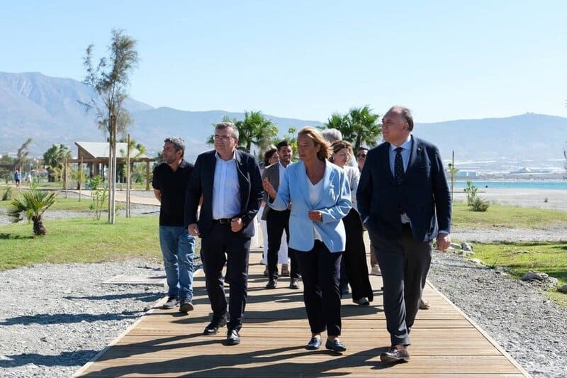 Arturo Bernal visita la senda litoral motrileña, «un espacio sostenible, accesible y atractivo» Visita de Gobierno, Junta y Ayuntamiento de Motril a la senda litoral - JUNTA