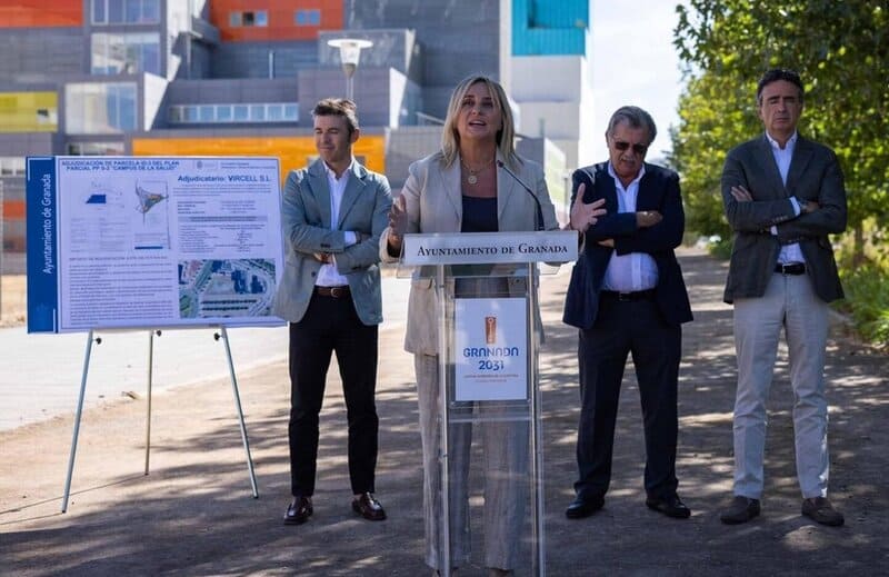 El Ayuntamiento de Granada impulsa la ampliación de Vircell en el PTS con la licitación de una nueva parcela La alcaldesa de Granada, Marifrán Carazo, interviene en la visita a los terrenos para la ampliación de las instalaciones de Vircell - AYUNTAMIENTO