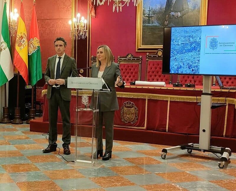 El Ayuntamiento de Granada presentará la remodelación de la tercera fase de la carretera de Málaga a principios de 2026 Enrique Catalina, con la alcaldesa de Granada, Marifrán Carazo, en imagen de archivo - EUROPA PRESS