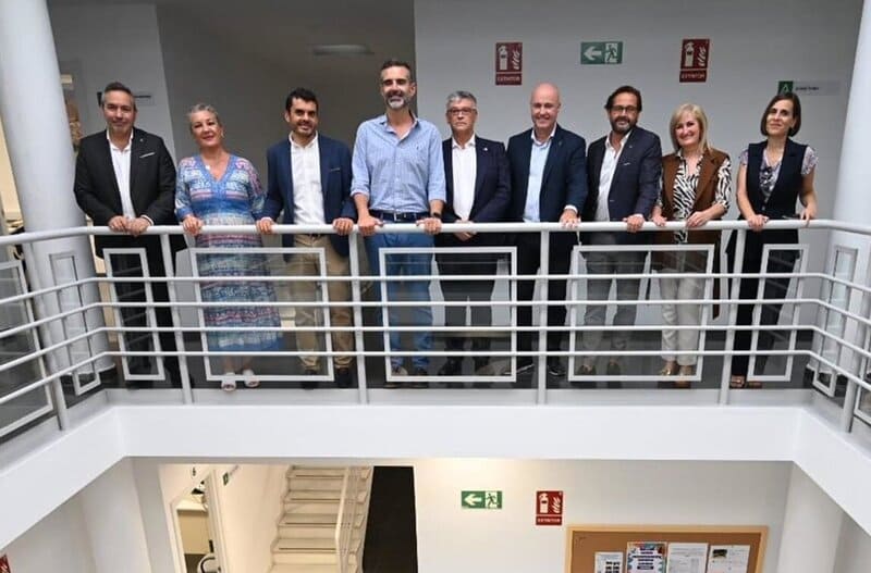 La Junta invierte 600.000 euros en la reforma de la Oficina Comarcal Agraria de Guadix Foto de familia de la inauguración de la reforma de la OCA de Guadix - JUNTA