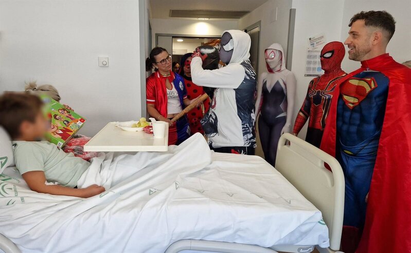 Un grupo de superhéroes visita el aula hospitalaria del Clínico San Cecilio Superhéroes en el Clínico dirigidos por la Asociación 'Mar Pozo Por la sonrisa de un niño' - JUNTA DE ANDALUCÍA